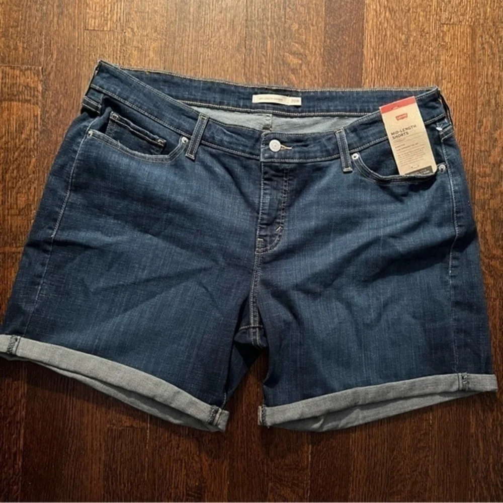 NWT Levis size 20W mid length jean shorts